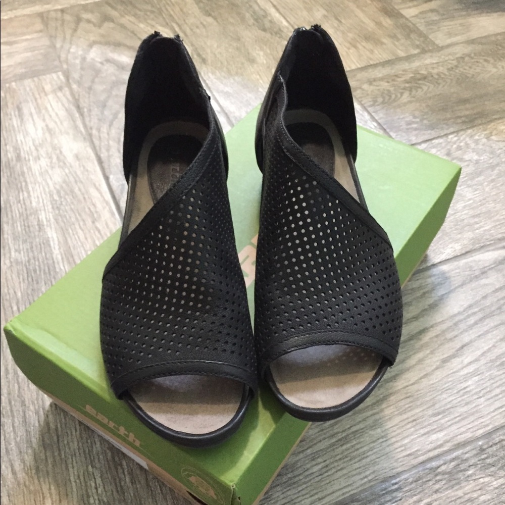 EARTH Venus side cut out peep toe low wedge